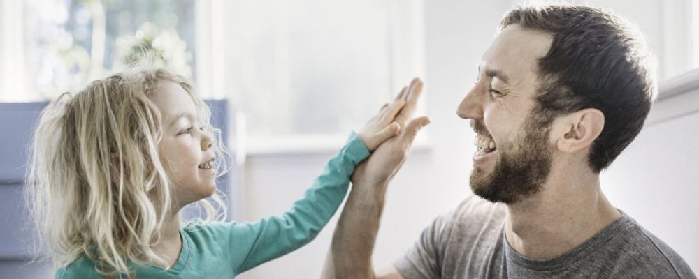 宝宝和爸爸不亲的原因 孩子和爸爸不亲是什么原因导致的 宝宝和爸爸不亲怎么办