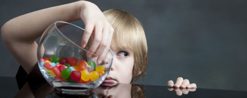 孩子性格孤僻会有哪些表现 孩子性格孤僻家长该怎么办 孩子性格孤僻的解决方法