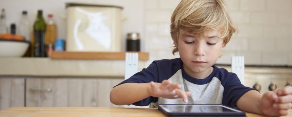 孩子性格孤僻会有哪些表现 孩子性格孤僻家长该怎么办 孩子性格孤僻的解决方法