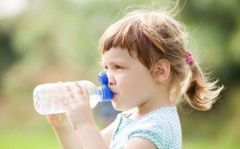 当宝宝摔倒该不该扶 孩子摔倒大人该怎么做 孩子摔倒大人需要扶吗