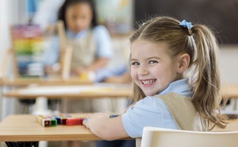 自闭症有哪些症状 自闭症是如何造成的 自闭症的表现